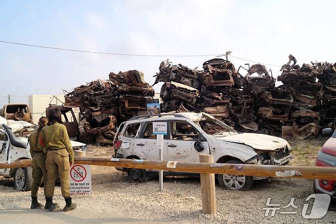 하마스의 2023년 10월 7일 만행 이후 몇 주 동안 가자지구 주변의 도로와 마을에서 수거된 1560대의 차량이 모아져 있는 차량 보관소의 모습. 2025.11.11 ⓒ 최종일 기자=뉴스1