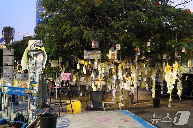 텔아비브 인질 광장에 있는 나무에 인질들의 무사 석방과 숨진 이들을 추모하는 글이 적힌 종이가 매달려 있다. 2025.11.09 ⓒ 최종일 기자=뉴스1
