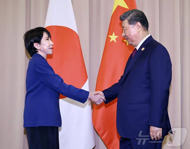 다카이치 사나에 일본 총리와 시진핑 중국 국가주석이 31일 경주 아시아태평양경제협력체(APEC) 정상회의를 계기로 열린 중일 정상회담에서 악수를 나누고 있다. 2025.10.31. ⓒ 로이터=뉴스1