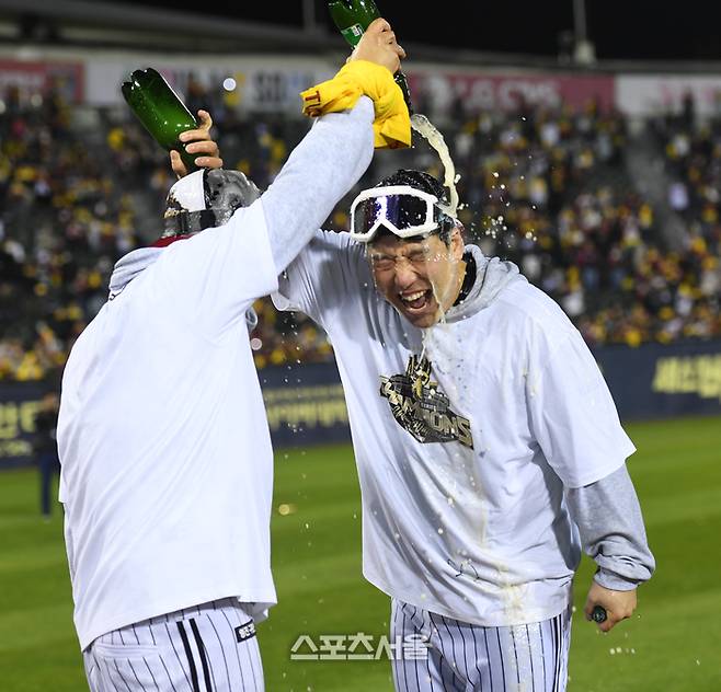 LG 김현수가 1일 서울 잠실구장에서 열린 ‘한국시리즈 통합우승 IN 잠실’ 행사 샴페인 샤워를 즐기고 있다. 잠실 | 최승섭기자 thunder@sportsseoul.com