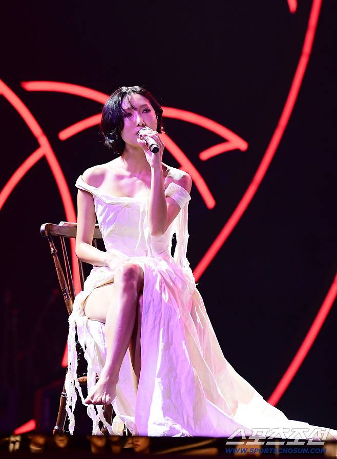 19일 제46회 청룡영화상 시상식이 여의도 KBS홀에서 열렸다. 축하무대 선보이고 있는 화사. 여의도=송정헌 기자songs@sportschosun.com/2025.11.19/