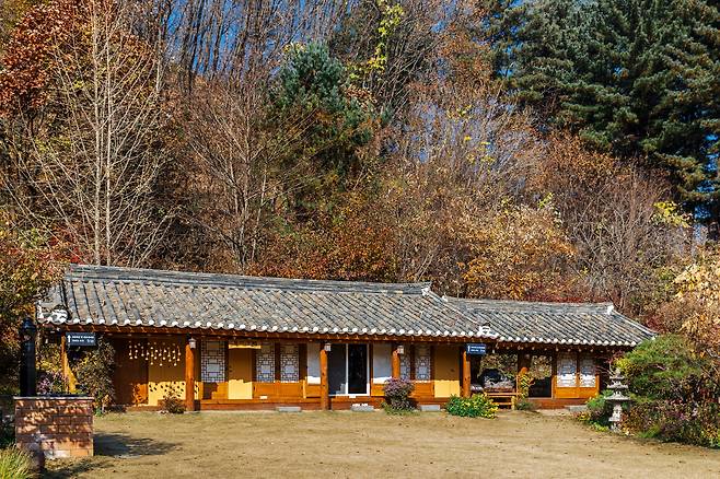 기와지붕 위로 와송이 자라는 오하산방. 내부는 대관 용도로 활용하고 마당에선 이따금 소규모 행사들이 열린다. 드라마 '천국보다 아름다운'에서 해숙(김혜자 분)이 시어머니와의 사연을 풀어갈 때 배경으로 등장하기도 했다. / 이건송 영상미디어 기자