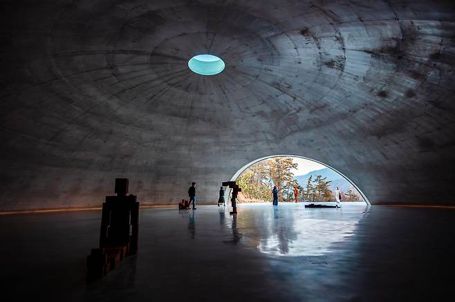 이달 말까지 안토리 곰리의 '드로잉 온 스페이스'전이 열리는 '뮤지엄 산'의 '그라운드'. 사람 형상의 작품을 감상하는 관람객도 작품이 된다. / 이건송 영상미디어 기자