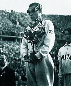 1936년 베를린 올림픽 마라톤서 1위로 골인한 손기정 선수가 시상대에 선 모습. 월계수 묘목으로 가슴의 일장기를 가렸다.
