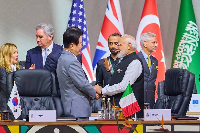 이재명 대통령이 22일(현지 시각) 남아프리카공화국 요하네스버그 엑스포센터에서 열린 G20 정상회의에 참석해 나렌드라 모디 인도 총리와 악수하고 있다./뉴시스