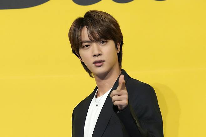 BTS 멤버 진에게 프리허그 행사 도중 기습 뽀뽀를 한 혐의로 기소된 50대 일본인 여성에 대해 일본 변호사가 “한국 형법상 강제추행죄가 성립할 가능성이 크고 ‘범죄인 줄 몰랐다’는 주장은 정당한 이유가 없어 받아들여지기 어렵다”고 설명했다. AP/뉴시스