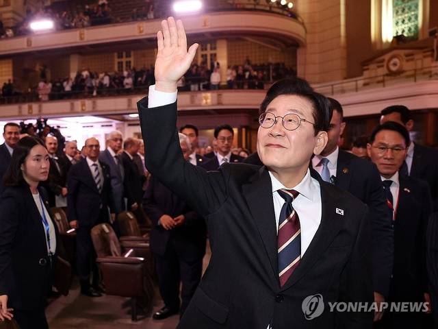 이집트를 공식 방문 중인 이재명 대통령이 20일(현지시간) 카이로대학에서 ‘함께 여는 빛나는 미래’를 주제로 연설을 마친 후 참석 학생들을 향해 인사하고 있다. [연합뉴스]