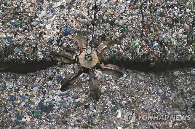 서울 마포구 자원회수시설에서 쓰레기를 소각장으로 옮기는 크레인 운전 작업이 이뤄지고 있다. 연합뉴스