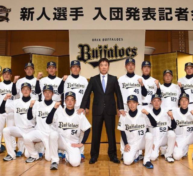 야마모토 요시노부(앞줄 왼쪽 두 번째)가 2016년 일본 프로야구 신인드래프트에서 4라운드에 오릭스에 지명된 후 입단동기들과 포즈를 취하고 있다. 야마모토 요시노부 사회관계망서비스(SNS) 캡처