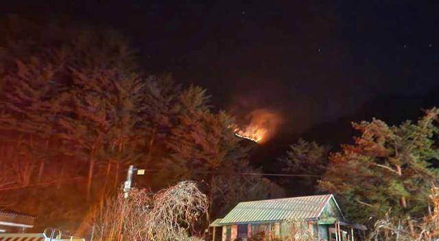 22일 오후 6시 16분쯤 강원 양양군 서면 서림리에서 산불이 나 불길이 번지고 있다. 산불이 난 양양에는 건조주의보가 발효 중이다. 강원소방본부 제공