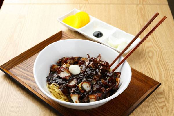 특정 채소를 곁들여 먹으면 짜장면을 먹는 부담이 확 줄어든다./사진=게티이미지뱅크