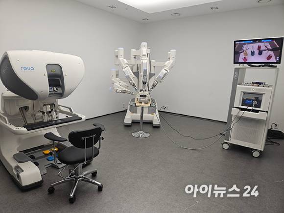 미래컴퍼니 서울 사무소 데모룸에 배치된 △마스터콘솔(왼쪽부터) △OP 카트 △비전 카트의 모습. [사진=설재윤 기자]