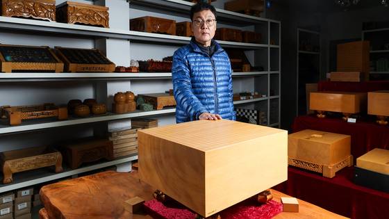 신동관 6형제바둑 본부장이 13일 경기도 남양주 본사에 전시된 1억원 상당의 최고가 본비자 바둑판 앞에 섰다. 신 본부장은 이재명 대통령이 시진핑 중국국가주석에게 선물한 본비자 바둑판도 이에 준하는 품질을 갖췄다고 밝혔다.