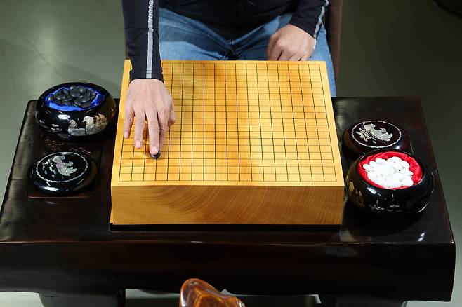 본비자 바둑판과 신석으로 만든 바둑알. 시진핑 중국국가주석이 선물받은 것과 동일한 세트다.