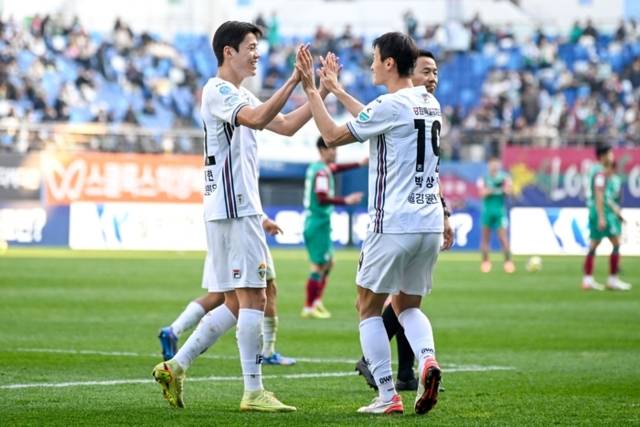 ▲ 강원FC 박상혁(오른쪽)이 22일 대전월드컵경기장에서 열린 대전하나시티즌과 하나은행 K리그1 2025 37라운드 맞대결에서 동점골을 터트린 뒤 모재현과 기쁨을 나누고 있다. 강원FC 제공