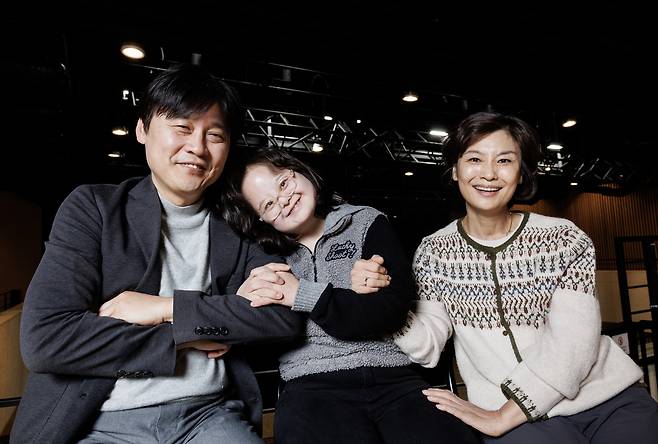 Theater actor Baek Ji-yoon, center, poses with her mother Lee Myeong-hee, right, and Modu Art Center's operating manager Oh Se-hyeong during an interview with the JoongAng Sunday at the theater in Seodaemun District, western Seoul, on Nov. 3. [JOONGANG SUNDAY]