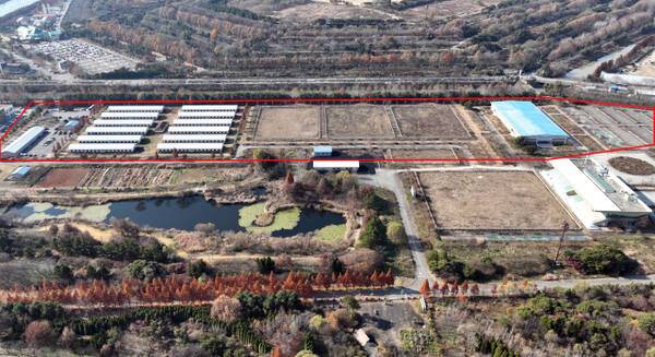 인천시와 한화호텔앤드리조트㈜가 추진 중인 수도권매립지 승마장 부지(약 17만㎡) 개발 사업이 당초 핵심 콘텐츠였던 돔형 실내 테마파크가 빠지면서 ‘반쪽짜리’ 개발로 전락했다는 지적이 나온다. 사진은 19일 인천 서구 백석동 수도권매립지에 있는 승마장 전경. 조병석기자