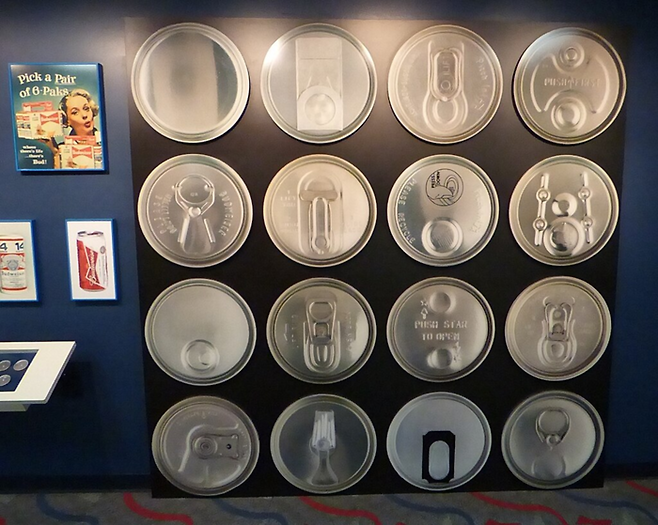 콜로라도 버드와이저 양조장 내에 있는 ‘맥주 캔 따개의 진화’ 조형물. 우리가 당연하게 여겨온 일상의 사물들은 이렇게 끝없는 개선과 진화를 거쳐 조금씩 완성된 것이다. [사진 출처=Greg Goebel/위키피디아]