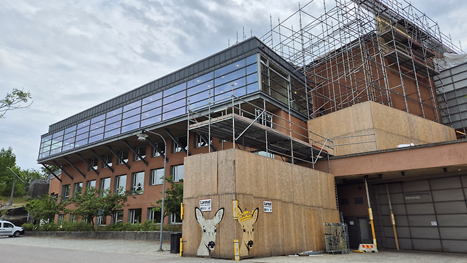 왕관을 쓴 사슴 그래피티가 너무 귀여운 근대 미술관. ©김슬기