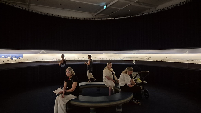 74미터의 대작 [Historjá]를 원형 전시 공간에 걸어놓았다. ©김슬기