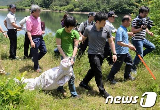 대구 여대생 피살사건 피의자 조명훈이 피해자 남모씨 시신을 경주시 건천읍 화천3리 신택지 저수지에 유기했던 당시 상황을 재현하고 있다. /사진=뉴스1
