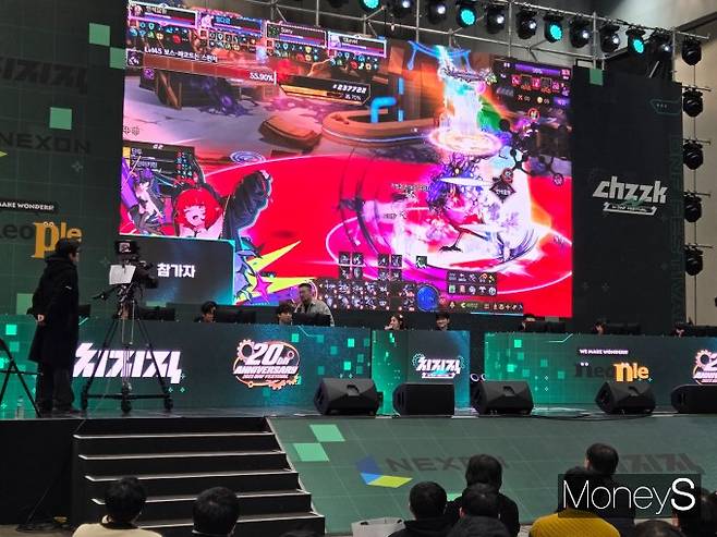 경기 고양시 일산 킨텍스에서 22일 열린 '2025 던전앤파이터 페스티벌'에서 8인 레이드 현장 도전 프로그램 'LIVE 이내 황혼전'이 진행되고 있다. /사진=김미현 기자