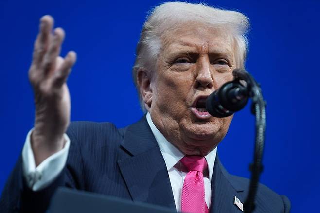 [워싱턴=AP/뉴시스] 도널드 트럼프 미국 대통령이 지난 19일(현지 시간) 워싱턴DC 케네디센터에서 열린 미-사우디 투자 포럼에서 연설하고 있다. 2025.11.22.