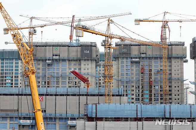 [서울=뉴시스] 김금보 기자 = 24일 서울 시내 한 아파트 공사 현장에 타워크레인이 설치돼있다. 2024.06.24. kgb@newsis.com