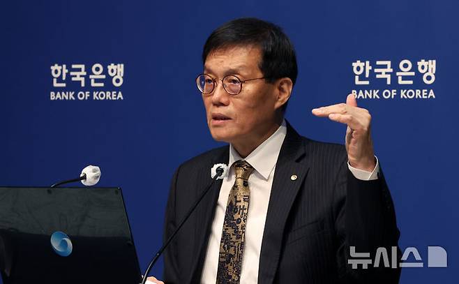 [서울=뉴시스] 사진공동취재단 = 이창용 한국은행 총재가 23일 오전 서울 중구 한국은행에서 열린 금융통화위원회 본회의 후 기자간담회를 하고 있다. 2025.10.23. photo@newsis.com