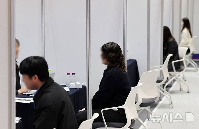 [부산=뉴시스] 하경민 기자 = '2025 부산청년 글로벌 취업박람회'가 열린 10일 부산 연제구 부산시청에서 청년구직자들이 구인업체 담당자와 채용 면접 및 상담을 하고 있다.  이번 행사에는 9개국 36개 해외 우수 기업들이 참가, 270명의 우수 인재 채용을 목표로 한다. 2025.11.10. yulnetphoto@newsis.com