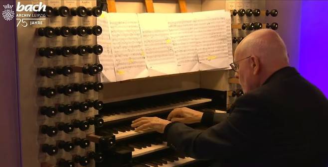 [서울=뉴시스] 320년만에 발견된 요한 제바스티안 바흐의 오르간 작품이 연주됐다. (사진=독일 바흐아카이브 유튜브 화면 캡처) 2025.11.20. photo@newsis.com *재판매 및 DB 금지