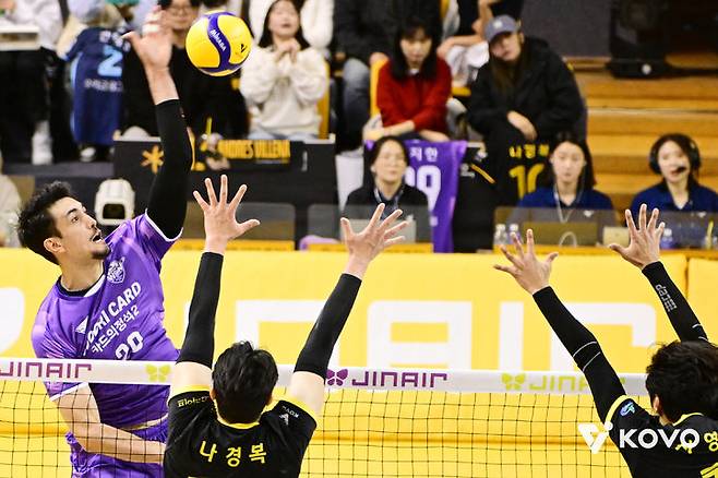 [서울=뉴시스] 남자배구 우리카드의 아라우조(왼쪽)가 22일 경기 의정부의 경민대 체육관에서 열린 진에어 2025~2026 V-리그 남자부 KB손해보험과의 경기에서 공격을 시도하고 있다. (사진=KOVO 제공) 2025.11.22