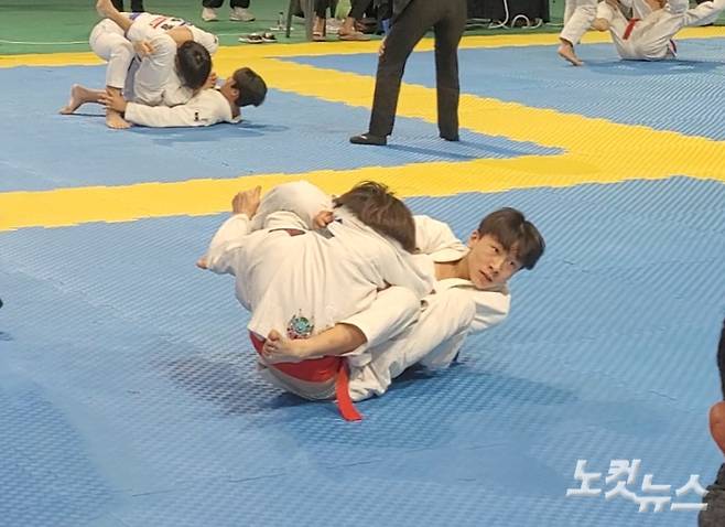 2025 세계주짓수선수권대회 2위를 기록했던 경기도 김포시의 강진모(팀토마주짓수) 선수가 청소년대표 결승전에서 경기를 펼치고 있다. 박창주 기자