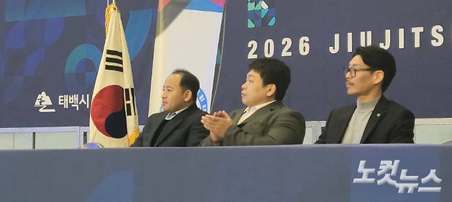 강종성(왼쪽 끝) 대한주짓수회 회장 당선인 등 임원단이 앉아 있는 모습. 박창주 기자