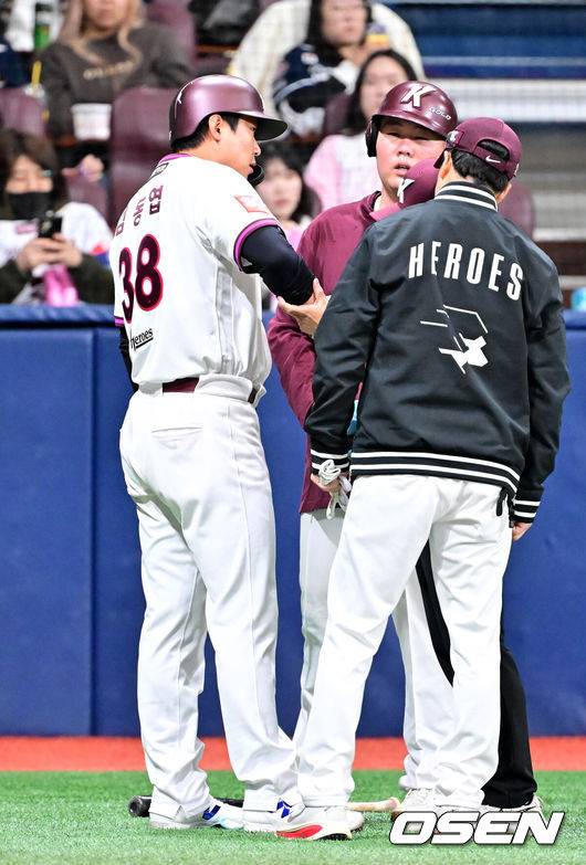 [OSEN=고척, 민경훈 기자] 15일 오후 서울 고척 스카이돔에서 2025 신한 SOL뱅크 KBO 리그 시범경기 키움 히어로즈와 두산 베어스의 경기가 열렸다.KBO리그 10개 구단은 오는 18일까지 시범경기 10경기를 소화한다. 2025시즌 개막전은 오는 22일 개최된다.2회말 1사 키움 김동엽이 타석에서 손목에 볼을 맞고 상태를 체크하고 있다. 이후 김동엽은 1루로 출루한 후 교체됐다. 2025.03.15 / rumi@osen.co.kr
