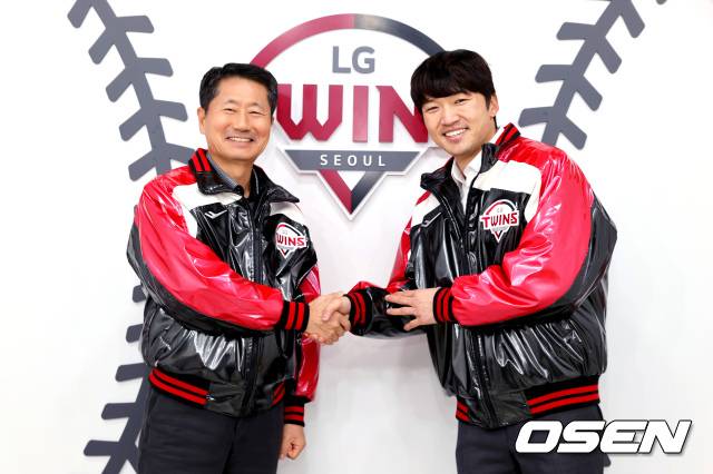 김인석 LG스포츠 대표이사(왼쪽)와 박해민이 21일 FA 계약을 하고 환하게 웃고 있다. / LG 트윈스 제공