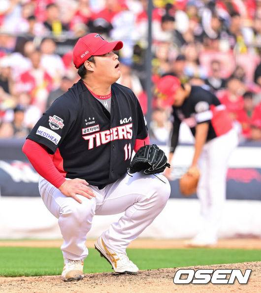 [OSEN=수원, 박준형 기자] 31일 오후 수원 KT 위즈 파크에서 ‘2025 신한 SOL BANK KBO리그’ KT 위즈와 KIA 타이거즈의 경기가 진행됐다.이날 선발투수로 KT는 소형준을, KIA는 윤영철을 선발투수로 내세웠다.8회말 1사 1루 KT 권동진에게 볼넷 허용한 조상우 투수가 아쉬워하고 있다.  2025.05.31   / soul1014@osen.co.kr