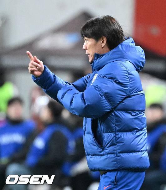 [OSEN=서울월드컵경기장, 이대선 기자] 홍명보호가 어려운 경기 끝에 2025년 마지막 A매치를 승리로 장식했다.홍명보 감독이 이끄는 한국 축구대표팀은 18일 오후 8시 서울월드컵경기장에서 열린&nbsp;11월 A매치 두 번째 친선경기에서&nbsp;'아프리카 강호' 가나를 상대로 1-0 승리했다.내달 2026 국제축구연맹(FIFA) 북중미 월드컵 조 추첨을 앞두고 열리는 마지막 평가전이었다.&nbsp;한국은 가나까지 잡아내면서 사상 최초로&nbsp;월드컵 포트 2를 확정하게 됐다.후반 대한민국 홍명보 감독이 작전을 지시하고 있다. 2025.11.18 /sunday@osen.co.kr