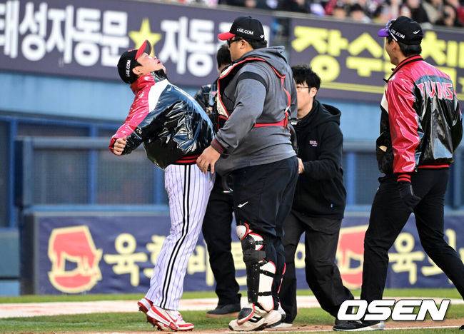 [OSEN=잠실, 조은정 기자] 프로야구 LG 트윈스가 22일 서울 잠실구장에서 ‘2025&nbsp;러브기빙&nbsp;페스티벌&nbsp;with&nbsp;챔피언십’을 개최했다.이번 행사는 2008년 ‘LG 트윈스 러브페스티벌’로 야구 꿈나무들을 위한 후원행사로 시작해, 2017년부터 ‘러브기빙데이’로 이름을 바꿔 팬과 선수단이 함께하는 자선행사다.박관우가 주심 이주영과 배치기를 하고 있다. 2025.11.22 /cej@osen.co.kr