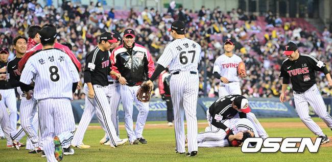 [OSEN=잠실, 조은정 기자] 프로야구 LG 트윈스가 22일 서울 잠실구장에서 ‘2025 러브기빙 페스티벌 with 챔피언십’을 개최했다.이번 행사는 2008년 ‘LG 트윈스 러브페스티벌’로 야구 꿈나무들을 위한 후원행사로 시작해, 2017년부터 ‘러브기빙데이’로 이름을 바꿔 팬과 선수단이 함께하는 자선행사다.투수 문보경이 몸 맞는 공을 박관우에게 던지자 벤치클리어링이 발생하고 있다. 2025.11.22 /cej@osen.co.kr