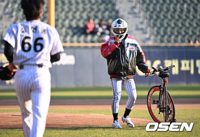 [OSEN=잠실, 조은정 기자] 프로야구 LG 트윈스가 22일 서울 잠실구장에서 ‘2025&nbsp;러브기빙&nbsp;페스티벌&nbsp;with&nbsp;챔피언십’을 개최했다.이번 행사는 2008년 ‘LG 트윈스 러브페스티벌’로 야구 꿈나무들을 위한 후원행사로 시작해, 2017년부터 ‘러브기빙데이’로 이름을 바꿔 팬과 선수단이 함께하는 자선행사다.팀 영우 선발투수 신민재가 자전거를 타고 마운드에 오르고 있다. 2025.11.22 /cej@osen.co.kr