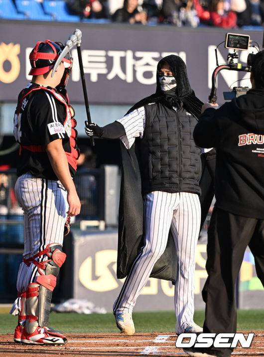 [OSEN=잠실, 조은정 기자] 프로야구 LG 트윈스가 22일 서울 잠실구장에서 ‘2025&nbsp;러브기빙&nbsp;페스티벌&nbsp;with&nbsp;챔피언십’을 개최했다.이번 행사는 2008년 ‘LG 트윈스 러브페스티벌’로 야구 꿈나무들을 위한 후원행사로 시작해, 2017년부터 ‘러브기빙데이’로 이름을 바꿔 팬과 선수단이 함께하는 자선행사다.팀 영우 백승현이 사신 퍼포먼스를 하고 있다. 2025.11.22 /cej@osen.co.kr