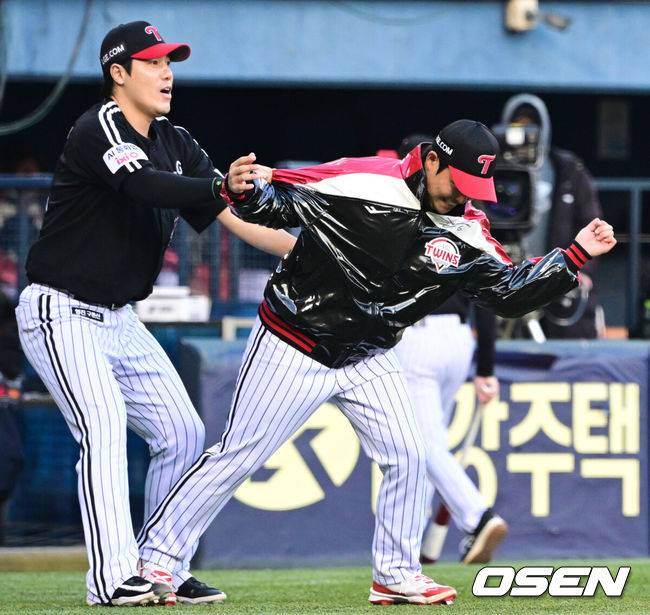 [OSEN=잠실, 조은정 기자] 프로야구 LG 트윈스가 22일 서울 잠실구장에서 ‘2025 러브기빙 페스티벌 with 챔피언십’을 개최했다.이번 행사는 2008년 ‘LG 트윈스 러브페스티벌’로 야구 꿈나무들을 위한 후원행사로 시작해, 2017년부터 ‘러브기빙데이’로 이름을 바꿔 팬과 선수단이 함께하는 자선행사다.박관우가 주심 이주영에게 항의를 하고 있다. 2025.11.22 /cej@osen.co.kr