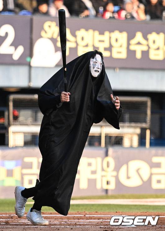 [OSEN=잠실, 조은정 기자] 프로야구 LG 트윈스가 22일 서울 잠실구장에서 ‘2025 러브기빙 페스티벌 with 챔피언십’을 개최했다.이번 행사는 2008년 ‘LG 트윈스 러브페스티벌’로 야구 꿈나무들을 위한 후원행사로 시작해, 2017년부터 ‘러브기빙데이’로 이름을 바꿔 팬과 선수단이 함께하는 자선행사다.김주성이 타격을 하고 있다. 2025.11.22 /cej@osen.co.kr