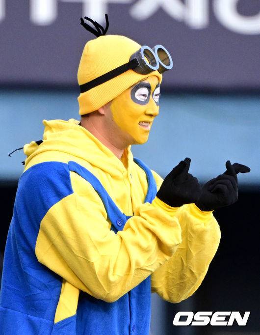 [OSEN=잠실, 조은정 기자] 프로야구 LG 트윈스가 22일 서울 잠실구장에서 ‘2025&nbsp;러브기빙&nbsp;페스티벌&nbsp;with&nbsp;챔피언십’을 개최했다.이번 행사는 2008년 ‘LG 트윈스 러브페스티벌’로 야구 꿈나무들을 위한 후원행사로 시작해, 2017년부터 ‘러브기빙데이’로 이름을 바꿔 팬과 선수단이 함께하는 자선행사다.팀 관우 김주성이 퍼포먼스를 하고 있다. 2025.11.22 /cej@osen.co.kr