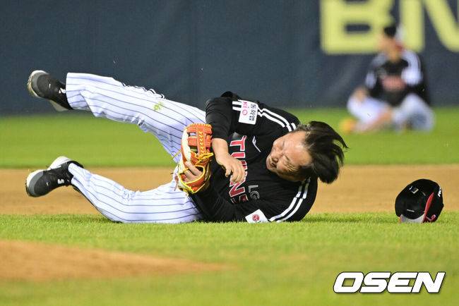 [OSEN=잠실, 조은정 기자] 프로야구 LG 트윈스가 22일 서울 잠실구장에서 ‘2025 러브기빙 페스티벌 with 챔피언십’을 개최했다.이번 행사는 2008년 ‘LG 트윈스 러브페스티벌’로 야구 꿈나무들을 위한 후원행사로 시작해, 2017년부터 ‘러브기빙데이’로 이름을 바꿔 팬과 선수단이 함께하는 자선행사다.유격수로 출전한 차명석 단장이 수비 중 넘어지고 있다. 2025.11.22 /cej@osen.co.kr