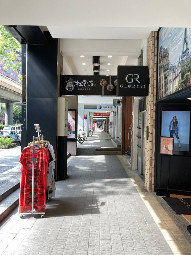 ▲ '치로우(騎樓)' 아래로 이어지는 인도(人道)는 아열대 도시 생활에 쏠쏠한 도움이 된다. ⓒ필자