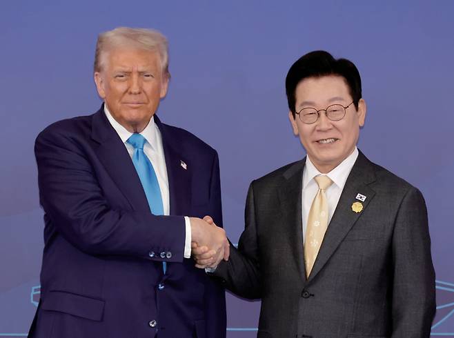 이재명 대통령과 도널드 트럼프 미국 대통령이 10월29일 경북 경주박물관에서 한미 정상회담 기념촬영을 하고 있다. ⓒ대통령실통신사진기자단