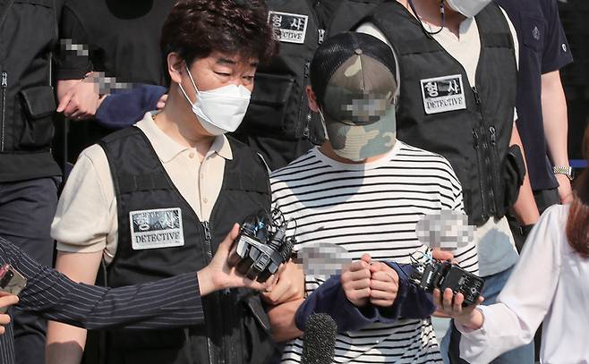 2021년 6월22일 서울 마포의 한 오피스텔에서 친구를 감금해 살해한 피의자가 검찰로 송치되고 있다. ⓒ연합뉴스