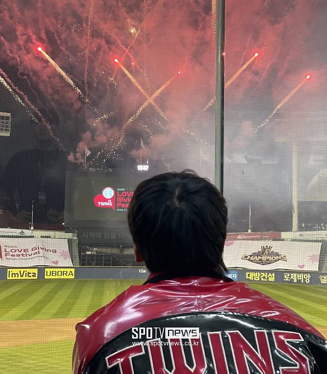 ▲ 불꽃놀이를 지켜보는 박해민.